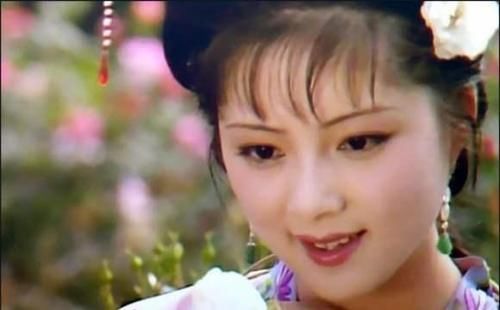 薛宝钗|林黛玉和薛宝钗谁的身份最尊贵?宝玉写的2个字,刷出新认知