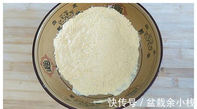 干面粉|玉米面别再蒸窝头了,教你做成玉米发糕,又香又好吃