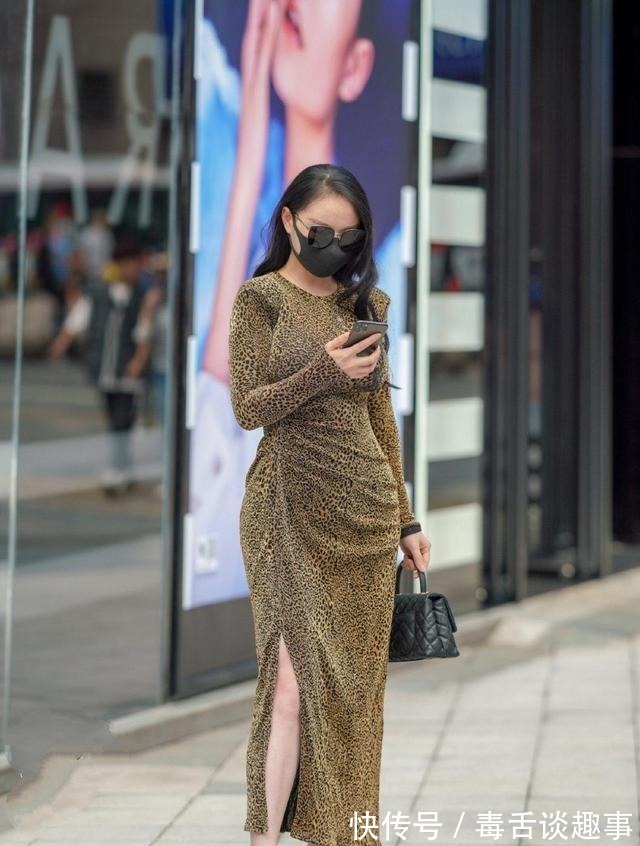 小姐姐|美女搭配灰色露肩连衣裙,美得令人惊艳,帅气时髦