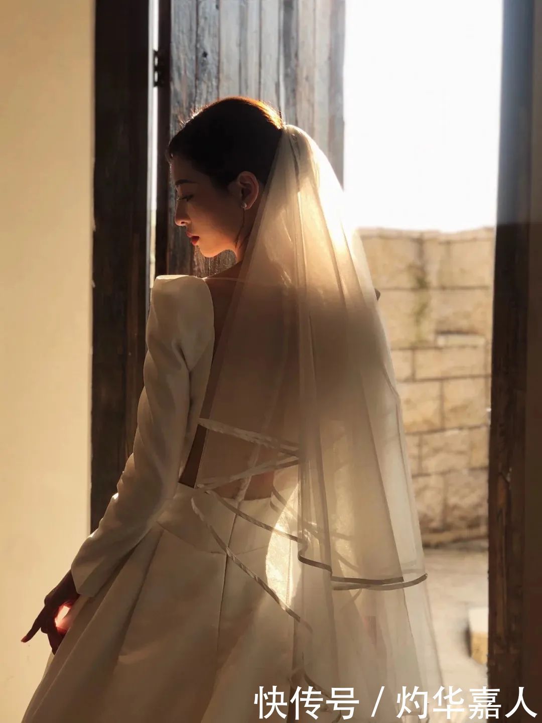 婚纱中的白月光丨那些气质女神都爱的缎面婚纱