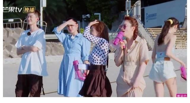 邹凯|妻子团沙滩玩游戏，蒋勤勤秦海璐长裙保守，吴宣仪露背吊带惹争议