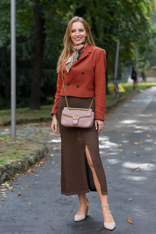 40岁的微胖女人怎么穿？衣服领口要大而且要有高级感，显瘦又时尚