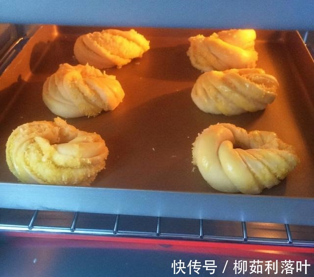 椰蓉爱好者的福音，这样做的椰蓉面包，椰蓉多多，香甜好吃！