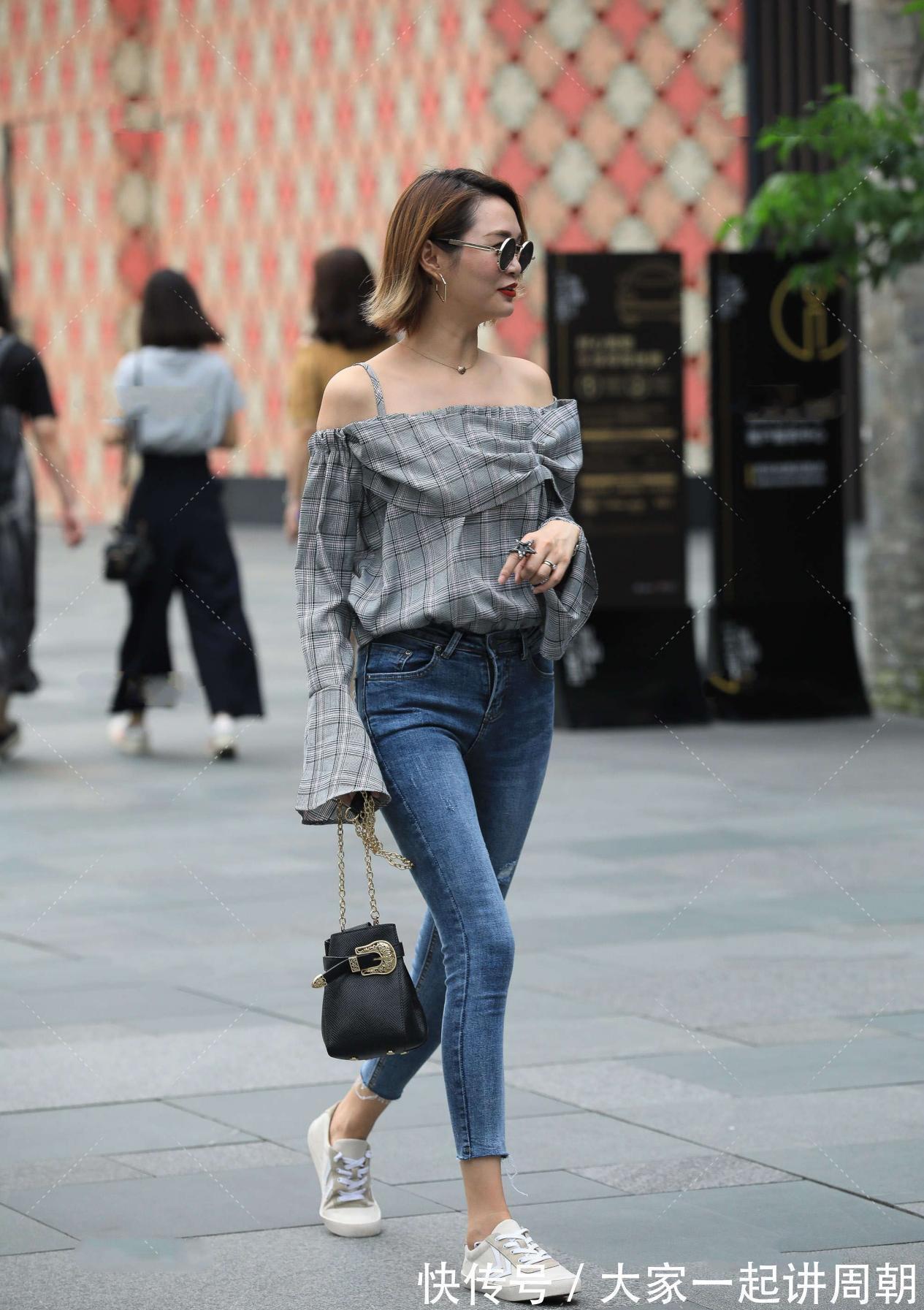 穿衣 蓝色牛仔裤如何搭配才能与众不同?分享穿衣小妙招,轻松引领潮流