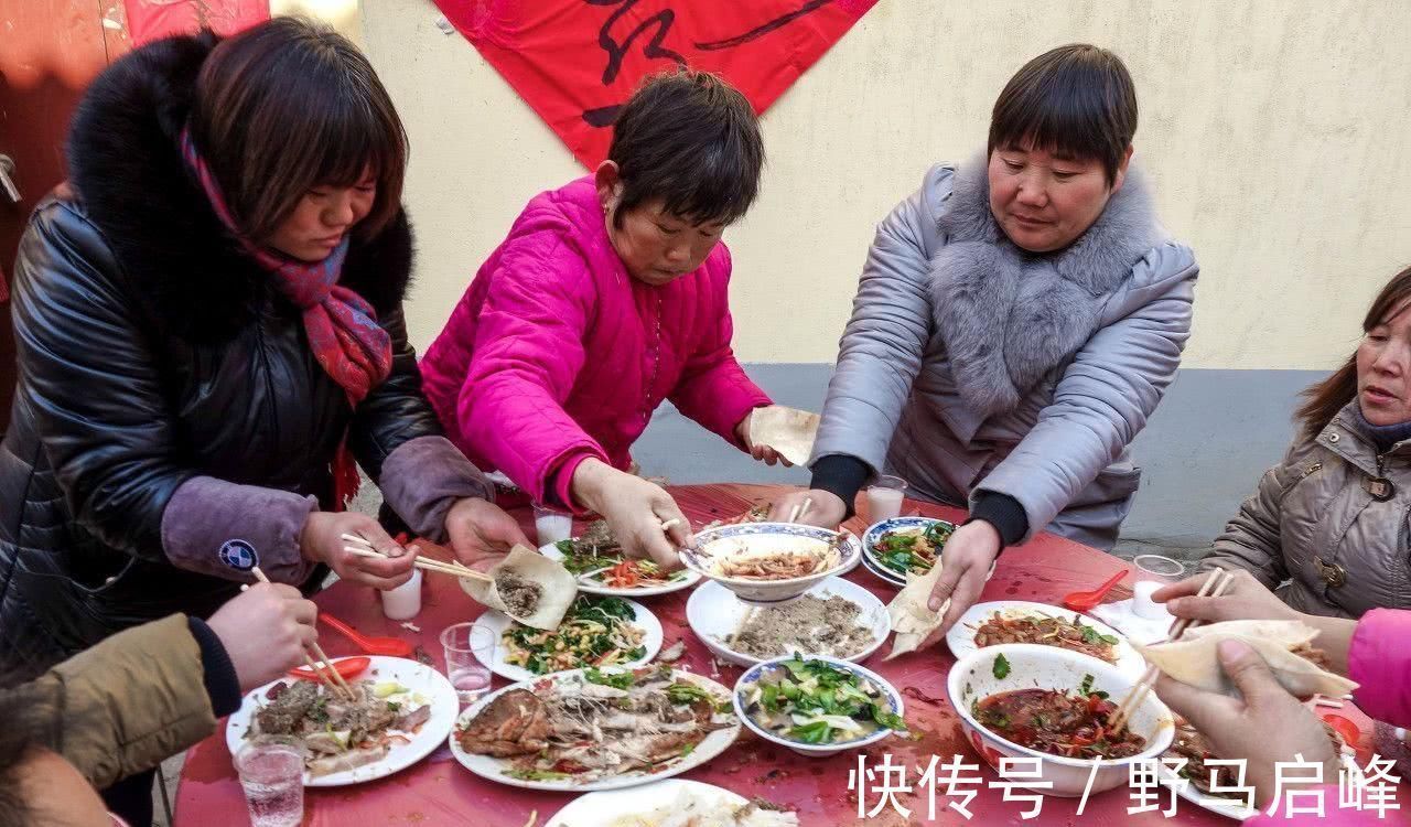 酒席|孙子酒席上“小霸王吃法”，奶奶帮忙“抢肉”，宾客反应真实