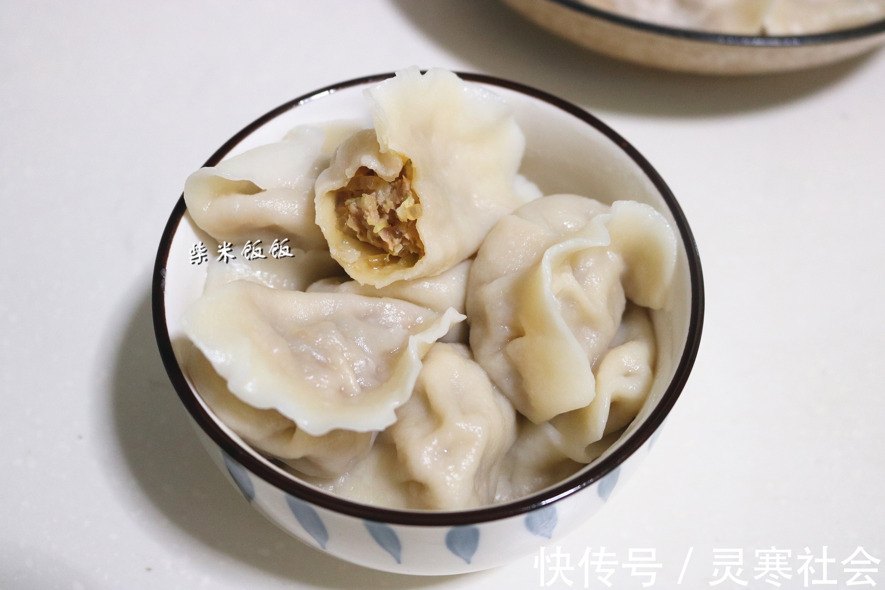 白菜汁|饺子还是这馅好吃,咬一口流汤汁,香软过瘾,一大盘不够吃