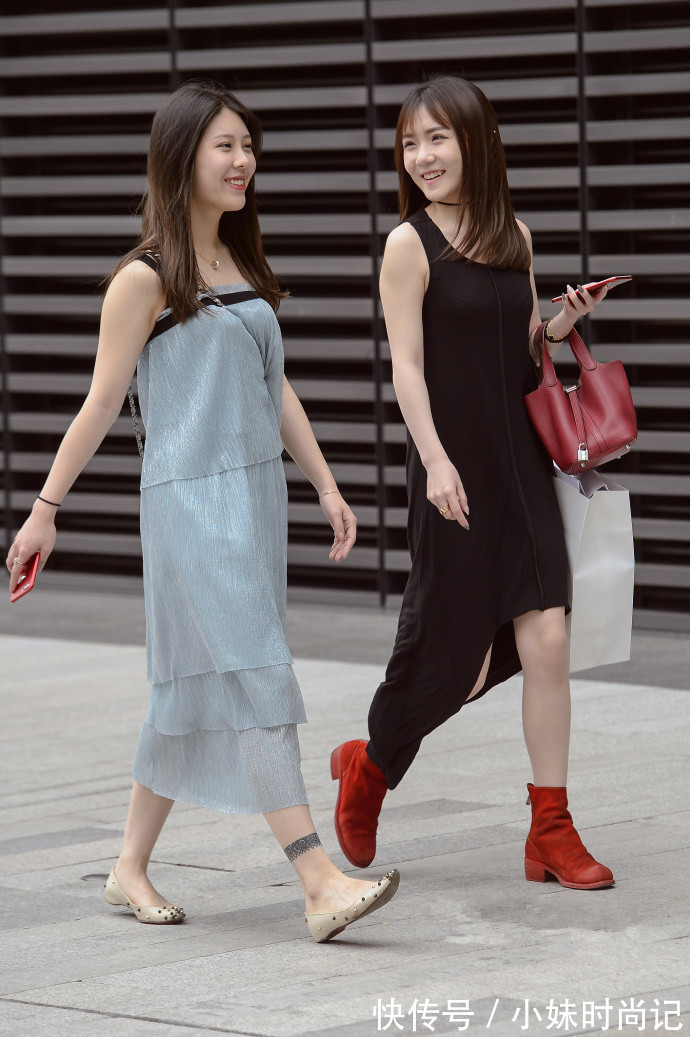 街拍 成都街拍,白色露脐装T恤搭配黑色紧身裤,休闲又有范!