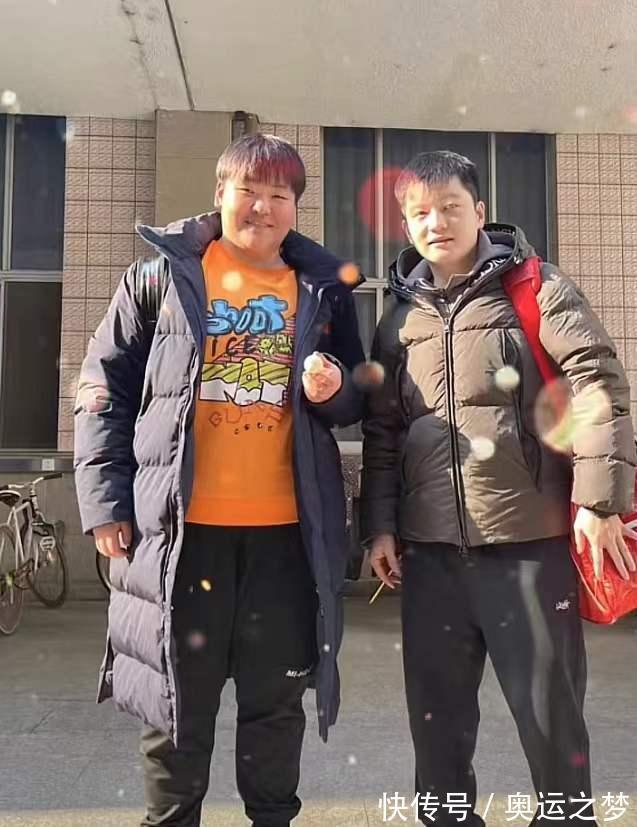 樊振东|面对镜头他们反应大不同,孙颖莎众星捧月,樊振东手拿香烟?