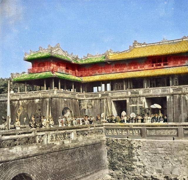 老宫女|百年前越南皇宫上色彩照：金銮殿锦衣卫把守，老宫女住荒芜宗庙