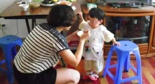进食|孩子3岁吃饭还要追着喂,小孩挑食、吃饭难,妈妈该怎么搞定?
