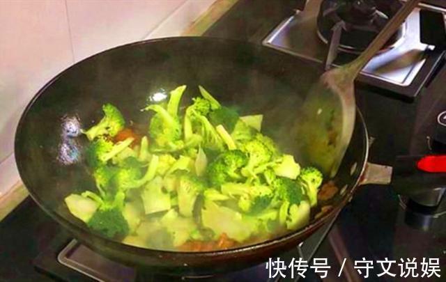 西兰花|炒西兰花，有人焯水，有人泡水，都不对，应该这样做