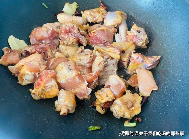 入味|炖鸡时，直接焯水是错的，大厨教你1招，鸡肉嫩滑没腥味，还入味