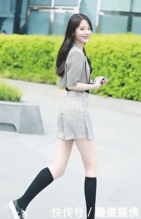 帆布鞋搭配黑色长袜,走着路都要劈个腿!