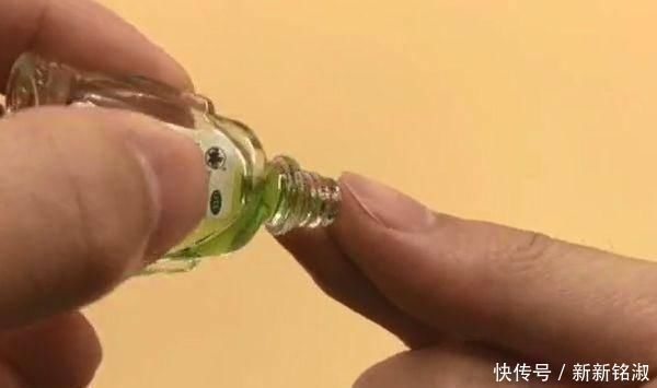 手指被502胶水粘住了别着急只需要泡一泡,胶水立马融化