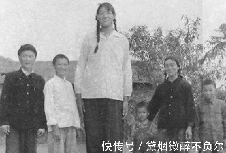 奥尼尔|她是史上最高的女人，手掌比锅盖大，奥尼尔在她面前成了霍比特人