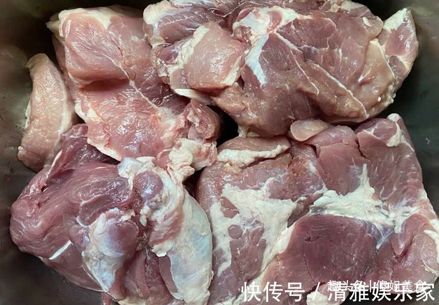 解冻冻肉时,万不可直接用水泡,大厨教你妙招,和鲜肉一样好吃