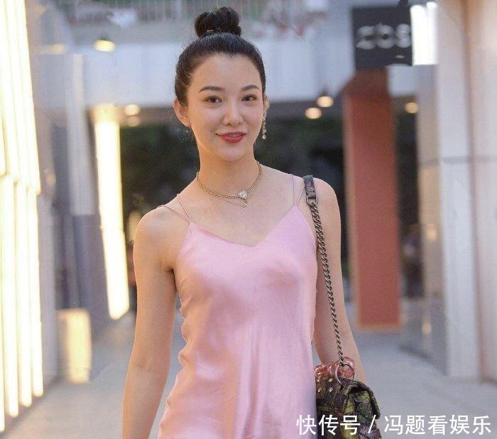 姐姐这样穿太减龄,粉色吊带修身裙装,完美展现出身体线条