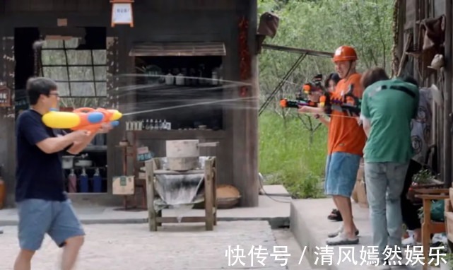 黄渤|张艺兴录制节目受欺负被黄磊追着打,被黄渤泼水,头发全湿透!