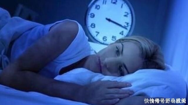 肝不舒服的人,睡觉时有3个表现,若全不占,恭喜你肝脏很不错