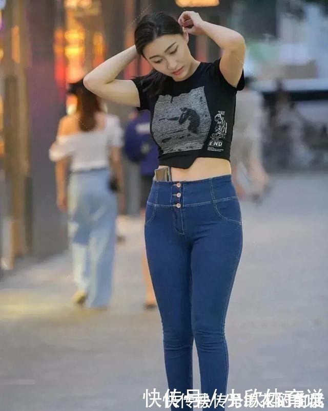 性感 长腿姑娘适合穿瑜伽裤,拉长身材比例,风靡街头