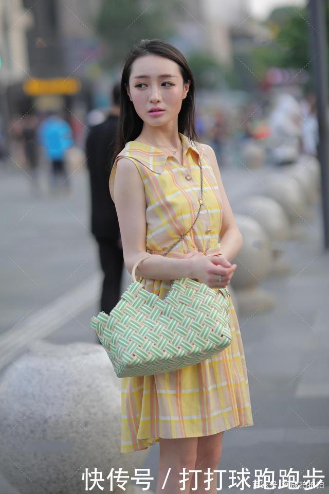 黄格子无袖收腰连衣裙,清凉清新,绿色编织手提篮,恬静田园