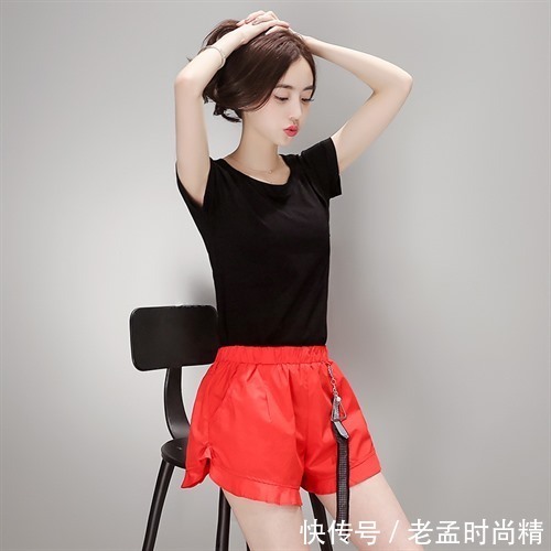 pu皮 加上一流的剪裁工艺,时尚的版型中还流露出了干练的气质