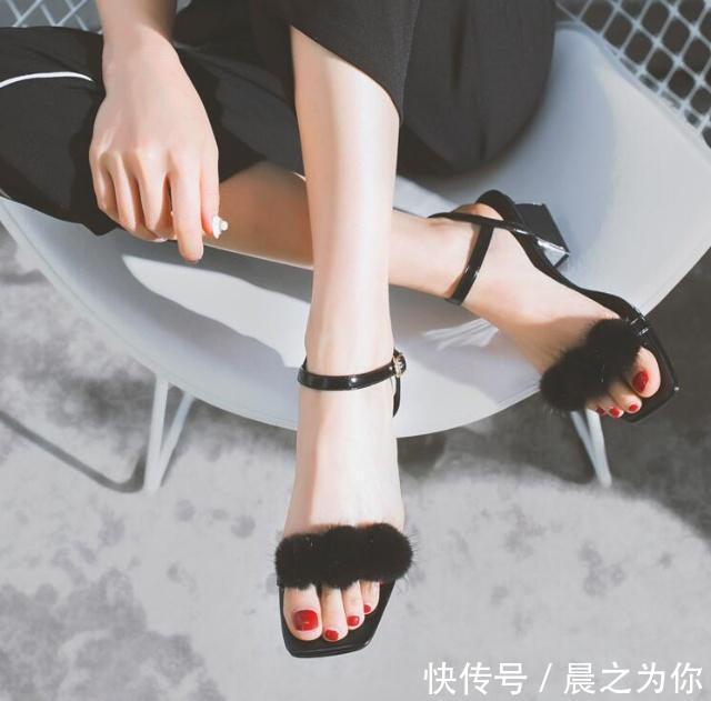 灵动 简约的一字带凉鞋,性感露趾的鞋型,散发灵动浪漫气质