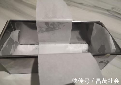 家有烤箱的一定要试试，不用打发，简单搅拌就能做的蛋糕，太香了