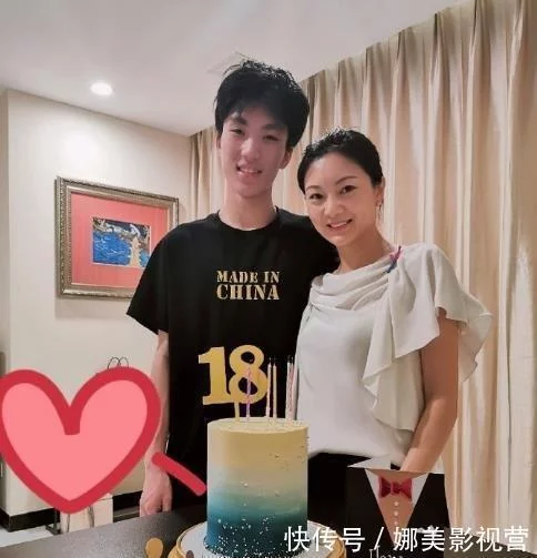 6park Com 张艺谋比丈母娘大11岁 比妻子大31岁 合照丈母娘最年轻