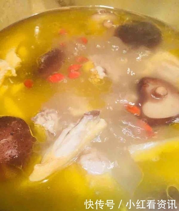 炖鸡汤时，加了这一步，鸡肉鲜嫩入味，汤更加鲜美，冬季别错过