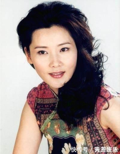 断箭$女明星何赛飞的书法不赖,行书飘逸,楷书大气,颠覆你的审美观