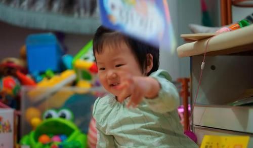 滑梯|孩子为什么见了东西就扔?孩子背后这些心理暗示,我们要知道