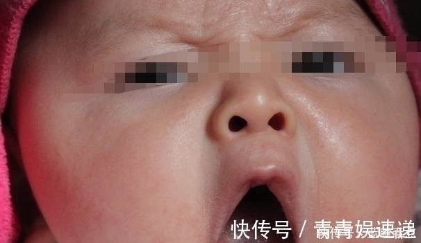 宝宝睡醒后有这种行为,说明大脑袋正在快速运转,宝妈可别打断!