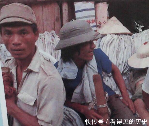 1992年广西东兴边贸市场 中越界河北仑河上满是运货的小船