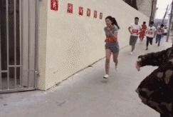 |搞笑GIF趣图小伙子,如果我没有猜错的话,估计你要单身了!