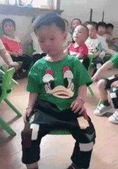 |搞笑GIF:吃货妹子真是伤不起啊,坐个席拿这么大的袋子呢