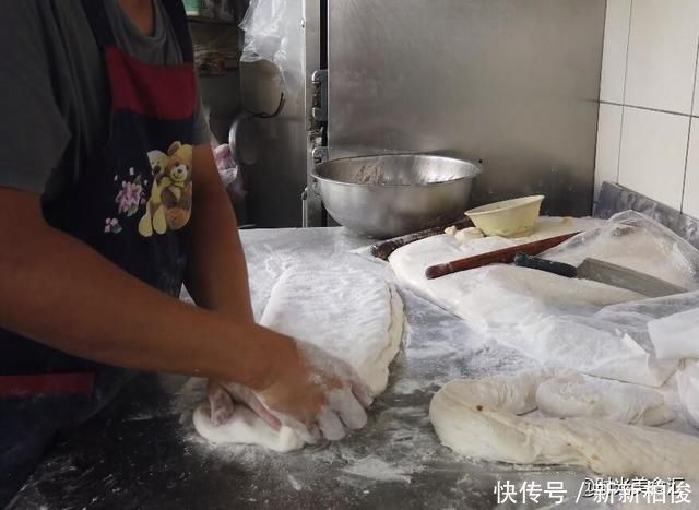 夫妻开店卖早餐，一天用几大盆馅料每天都客满，食客：主要是实惠