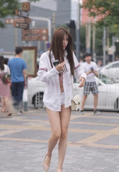  选择|街拍：美丽女神时尚上衣加短裤，长发飘飘美得清新又自然