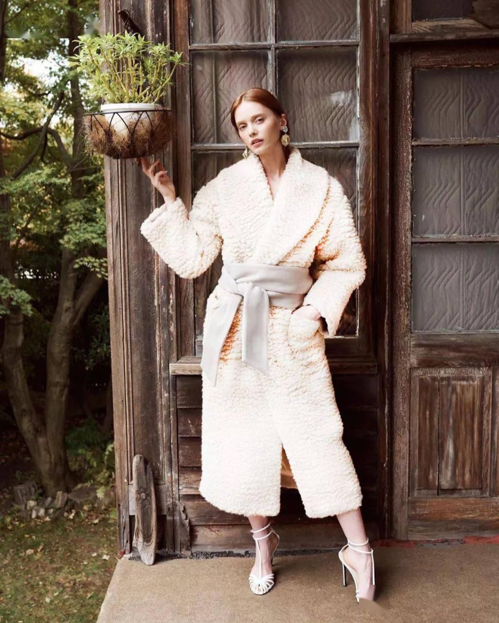  黑色|比驼色显白，比黑色高级，大衣今年流行这5个颜色！