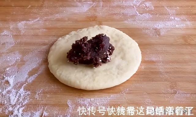 烘焙，豆沙饼的做法，饼皮脆脆的，里面柔软又香甜，朋友都爱吃