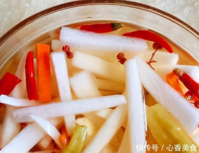 泡萝卜时,用盐腌制,还是用糖大厨教你正确做法,萝卜酸甜脆爽