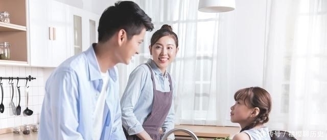 家务|一岁多萌娃单手打鸡蛋,穿尿不湿炒菜,网友:忘喝孟婆汤的大厨