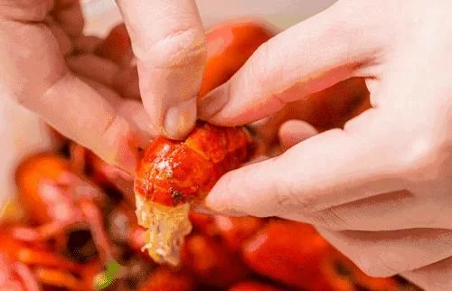 4、小龙虾与含有鞣酸的水果不要同食。小龙虾与葡萄、石榴、山楂、柿子等同食，会形成不溶性结合物，不仅降低蛋白质的营养价值，而且刺激肠胃，引起人体不适，可能出现呕吐、头晕、恶心和腹痛腹泻等症状。