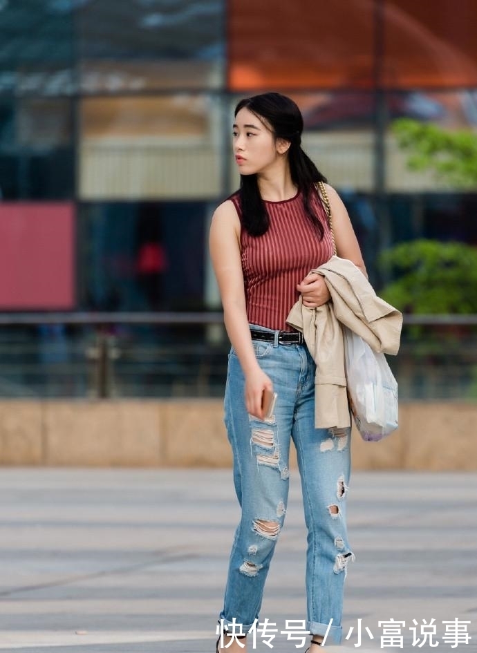 破洞|破洞牛仔裤搭配无袖上衣,简单的搭配非常清纯