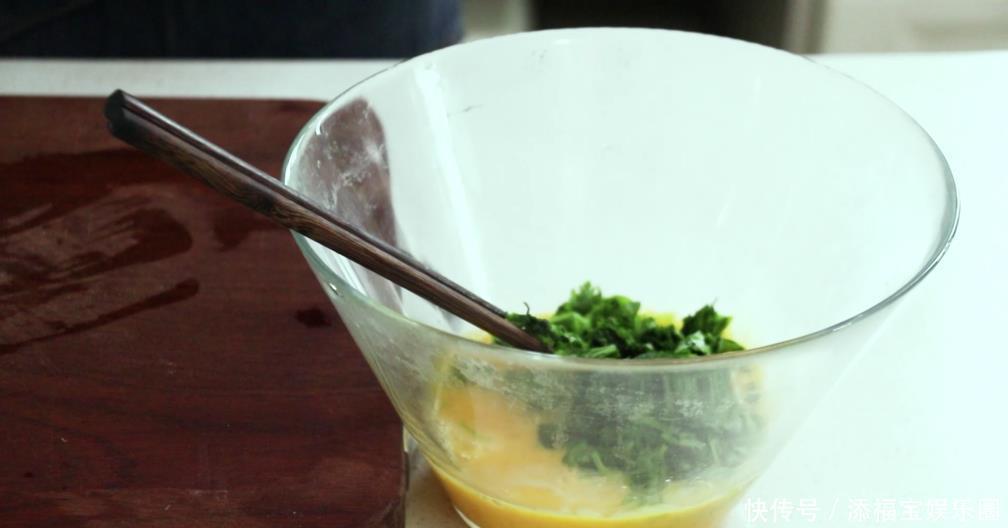 芹菜叶炒鸡蛋|眼睛疲劳多吃它,很多人都扔了,隔几天吃1次,眼睛明亮多了