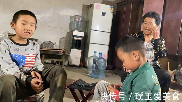 姑父|父亡母走，8岁男孩在姑姑姑父庇佑下长大：他们是我的再生父母