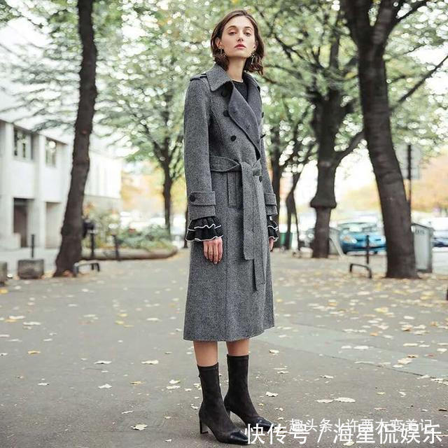 姐妹们 穿大衣别再配裙子了，冻腿！今年潮人都在这么穿，时髦显瘦