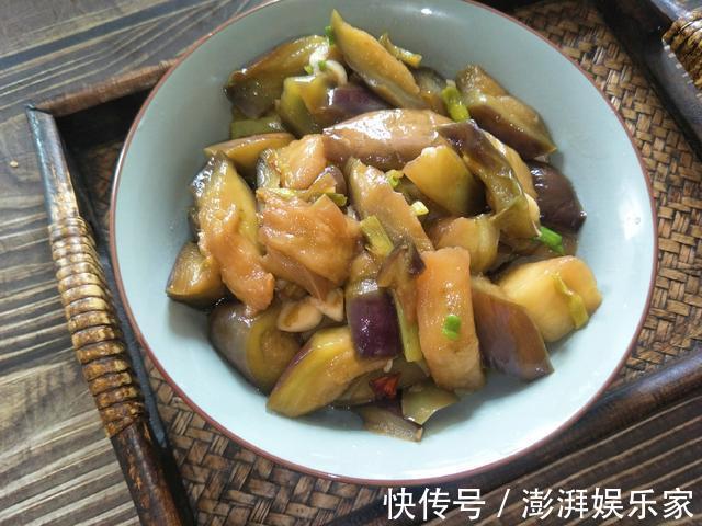 大厨|炒茄子时,切记不要先倒油,大厨教你饭店做法,茄子不喝油不发黑