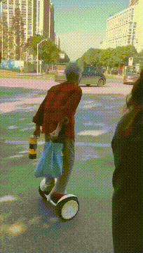 |搞笑GIF:现在修真界不好混了,只好靠修车来养活自己了