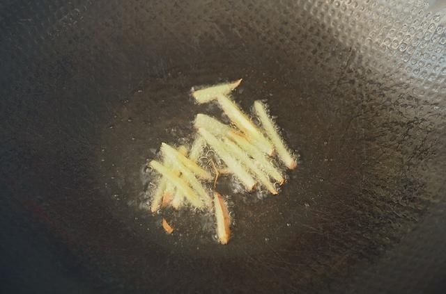 虾头不要扔这么做变废为宝,还鲜香的差点让人闪了舌头